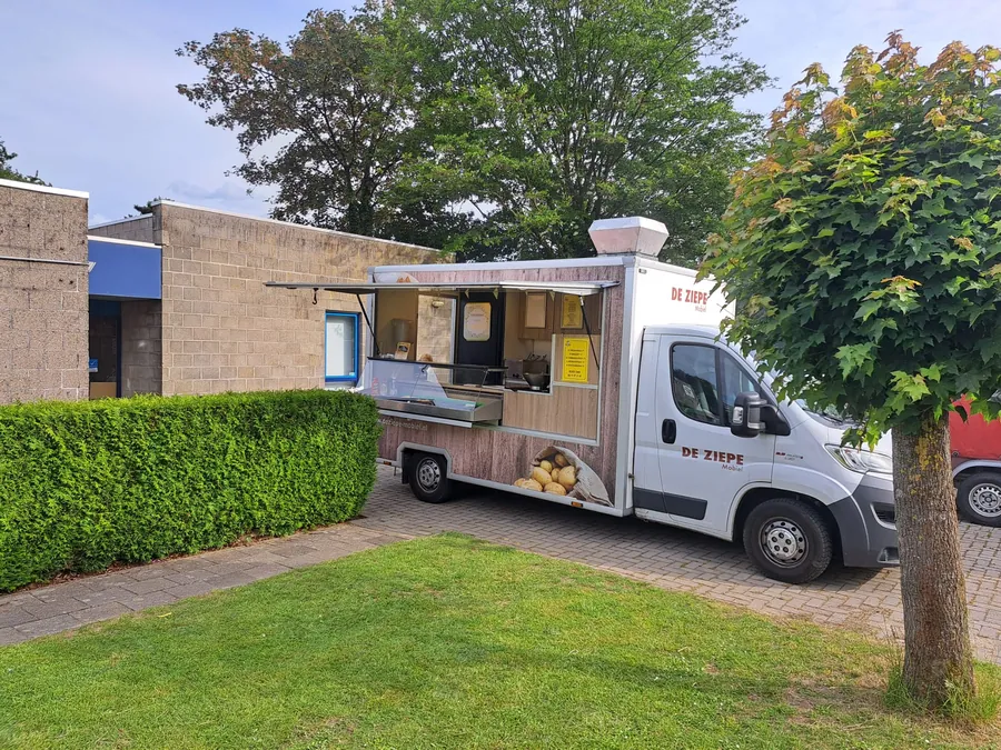 Krokante snacks bereid in de frietwagen